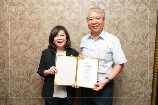 新業(yè)建設(shè) 創(chuàng)辦人–穆椿松先生(右一) 受邀擔(dān)任2024國(guó)家卓越建設(shè)獎(jiǎng)–最佳社會(huì)住宅類評(píng)審委員，與 中華民國(guó)不動(dòng)產(chǎn)協(xié)進(jìn)會(huì) 理事長(zhǎng)–張麗莉 (左一)合影。