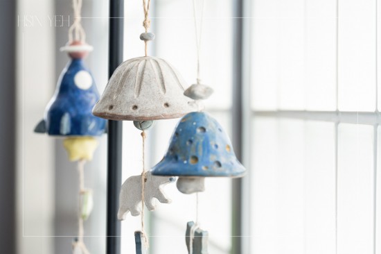 夏日屋簷下懸掛一只陶風(fēng)鈴，隨風(fēng)吹拂，清脆聲響，乘載祝福，將這只溫潤陶藝，化為日常裡一抹愜意風(fēng)景，細(xì)數(shù)夏日慢時(shí)光。