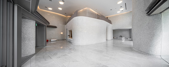 新業(yè)觀峰大廳，將曲牆、曲柱的元素揉入結(jié)構(gòu)體