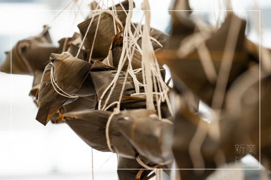 五月五，過(guò)端午，一串串的粽子，來(lái)自新業(yè)各部門同仁的雙手，上百顆的暖暖心意，全數(shù)捐給 ＃甘霖基金會(huì) 。