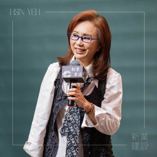 特邀 明華園首席臺(tái)柱-孫翠鳳，分享臺(tái)灣特有的傳統(tǒng)藝術(shù)『歌仔戲』，透過(guò)生命淬煉，展現(xiàn)深厚的底蘊(yùn)與創(chuàng)新的精神，讓東方戲曲文化在國(guó)際舞臺(tái)上發(fā)光發(fā)熱。