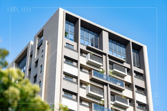 抬頭仰望，整齊劃一的磚瓦線(xiàn)條，工藝美學(xué)，展露的藍(lán)天，形成一幅壯觀(guān)的綺麗畫(huà)面。(圖為 新業(yè)–築願(yuàn)景 實(shí)景圖)