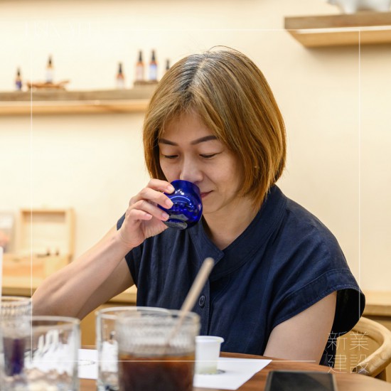 藉由手的溫度溫杯並輕輕搖晃，細聞橄欖油的果香味，含一口在口中，細品天然橄欖油所具備的果香味、苦味以及辣味。