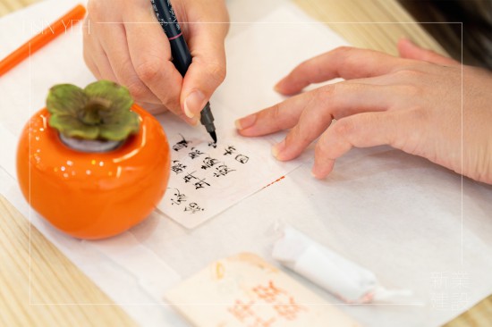 字字句句寫下對(duì)家人、好友，或是自己的祝福，將所有的美好封存在此刻，為生活留下印記，增添另一份溫度的回憶。