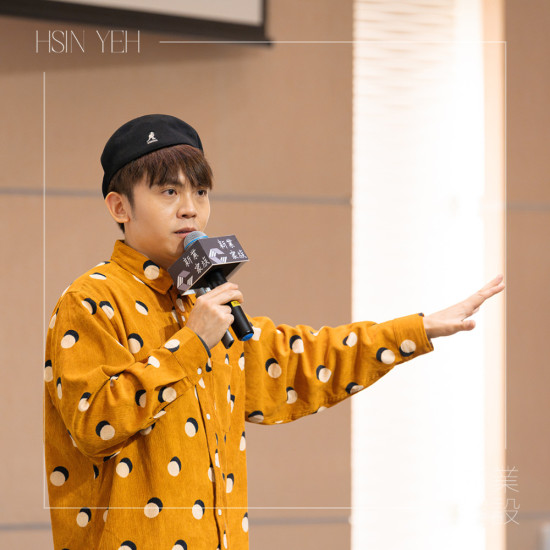 喜劇、脫口秀演員－黃豪平，從模仿出道到接下主持棒，不再只是模仿別人的聲音，而是讓人聽(tīng)見(jiàn)他的聲音，用流暢的口條及機(jī)智的反應(yīng)，搭起屬於自己的舞臺(tái)。