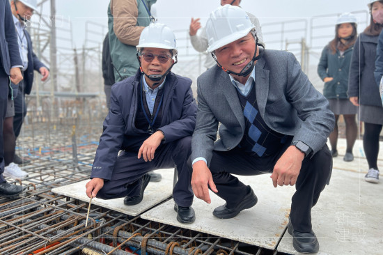 新業(yè)建設(shè)創(chuàng)辦人穆椿松先生(圖右)與卓勝隆董事長(圖左)共同扎緊「噴金漆鋼筋」，為上樑儀式注入最深切的期盼。