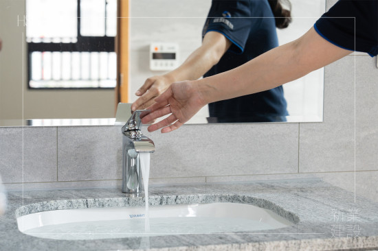 驗屋環(huán)節(jié)DNA-將水裝滿下嵌式面盆，測試面盆周邊接縫處及下方排水管路，是否有滲漏的現(xiàn)象發(fā)生。