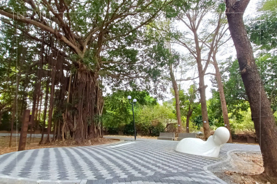 座落在座標(biāo)N24.2041424°， E120.572827°、編號(hào)1313001老榕樹下的《樹下教室》，將大自然與土地融入藝術(shù)，如同一座美麗的生態(tài)島嶼。