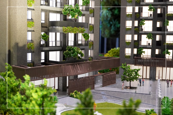 位於14期的新業(yè)大塊藏硯，清水模的素樸靜謐，敘寫入口的沉穩(wěn)基調(diào)，片片金屬瓦片牆景，彷彿風(fēng)吹水波粼粼，翻飛一曲樂章。