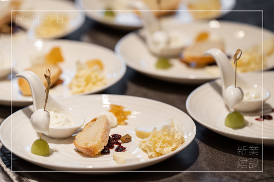 品嚐7款乳酪，從清新到濃郁，風(fēng)味層次變化，分享臺灣在地新鮮乳酪與熟成乳酪的差別，並搭配佐料，提升食物的口感風(fēng)味。