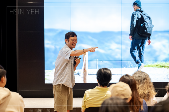 誤打誤撞，踏上郵務(wù)人生的差差，八年前無心插柳的照片卻意外在網(wǎng)上爆紅，超過萬人透過他的鏡頭，追蹤著他所看見的臺南。