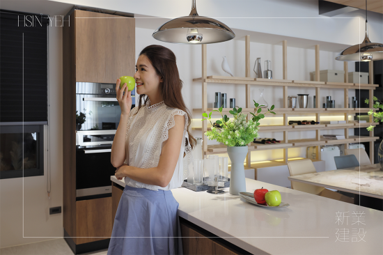 開放式中島（kitchen island）設計，善用廚房空間，高度、檯面及插孔的客製化選擇，讓廚房操作起來更加便利時尚。