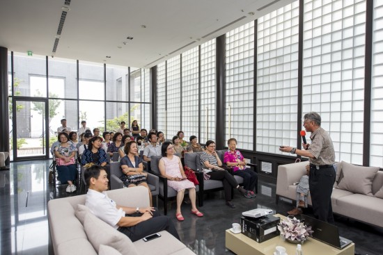 透著整面落地窗灑落的午後煦陽，調(diào)和出明亮舒適的採光，一覽無遺的景致讓人感到身心靈的放鬆