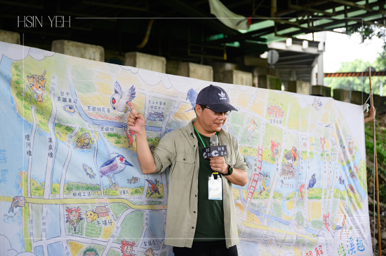 由荒野志工開場，講解筏子溪多元豐富的生態(tài)，用可愛繪圖的方式讓大朋友小朋友聽得意猶未盡。