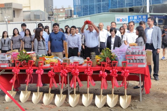 新業(yè)大家長(zhǎng) 穆椿松榮譽(yù)董事長(zhǎng)(左一)為首，新業(yè)【築之細(xì)道】同仁誠(chéng)心祈請(qǐng)土地神，保佑施工過(guò)程的順?biāo)?，奠基順利大吉?>
										<div   id=