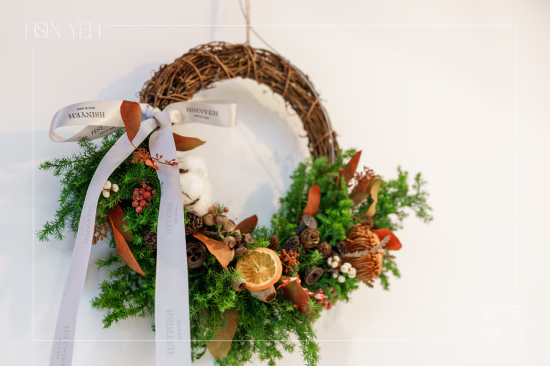 聖誕花圈也稱為『待降花圈』，在拉丁文中是『來(lái)臨』的意思，象徵永恆的生命與期望，更是一份承載許多美好寓意的祝福。