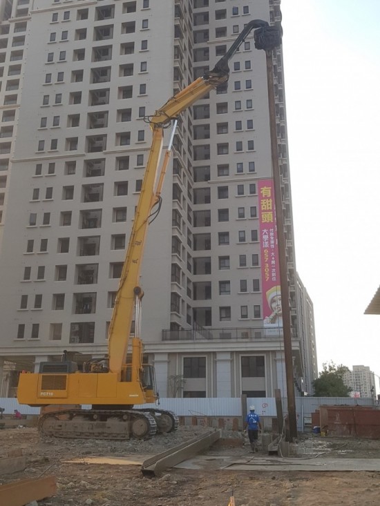 正式開挖前，工程人員先將鋼軌樁一個(gè)個(gè)立正站好，為之後的工程起到擋土的作用。