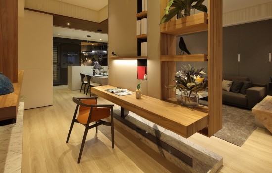 家的一體兩面，動(dòng)與靜的需求都適得其所。
家人可邊看著節(jié)目，邊在電視牆前分享彼此觀點(diǎn)；而當(dāng)話語(yǔ)漸歇，偏愛(ài)安靜的家人，在牆?rùn)櫟牧硪粋?cè)就著光與書(shū)，即可輕易走入自我對(duì)話的世界。