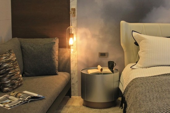 點(diǎn)上一盞小燈，書頁(yè)上的一字一句就這麼被染黃，讓小說裡的情節(jié)伴你入眠。