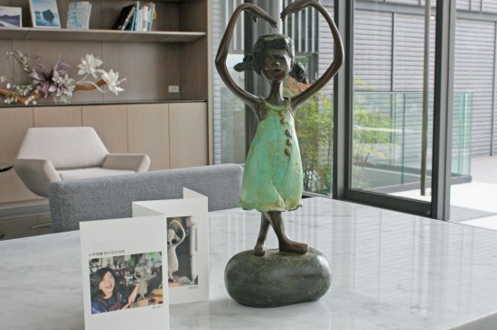 108年度張老師基金會授證的「心手相連」藝術品，期盼透過一個人接著一個人，薪火相傳之餘，也將這份公益的熱情與愛，不斷持續(xù)。