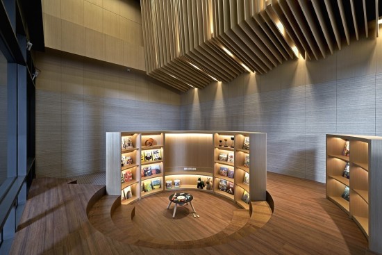 「新業(yè)宜家」兒童遊戲室是由同心圓匯聚而成的環(huán)狀走道與空間，特地採(cǎi)挑高六米設(shè)計(jì)，打造舒適無(wú)壓的遊樂(lè)空間，讓人沉浸於親子共讀的溫馨時(shí)刻。