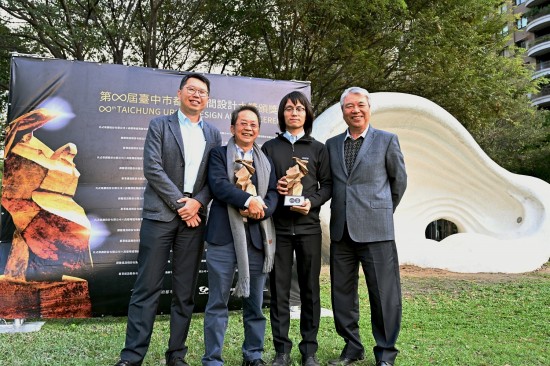 穆椿松榮譽董事長（圖片右起）、居研所林宜鋒建築師、新業(yè)建設(shè)卓勝隆董事長、居研所蕭智夫建築師，懷抱著這項殊榮，新業(yè)團隊會持續(xù)規(guī)畫更多適居好宅，讓經(jīng)典流傳盛放。