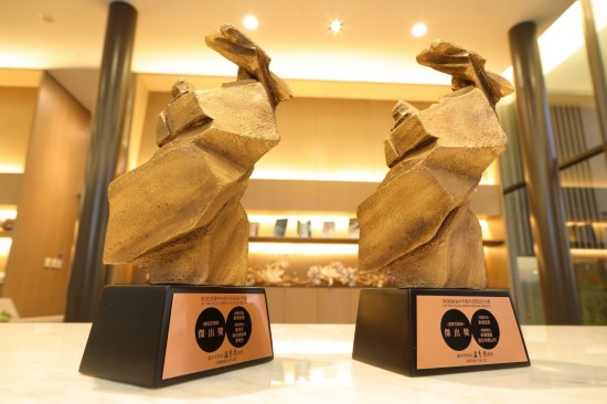 取自大自然媒材，魯班獎就像書法家在空中揮毫，筆畫凝固定型的過程，每一筆都帶有遒勁的力道。