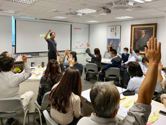 特邀專業(yè)簡報力－王永福老師，透過講師對於職場簡報的深刻見解，讓我們了解到如何在每一次上臺時，都能兼顧精采度及專業(yè)度。