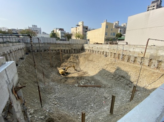 擋土柱穩(wěn)穩(wěn)地紮進(jìn)地面，為基地開(kāi)挖必要的守護(hù)者。