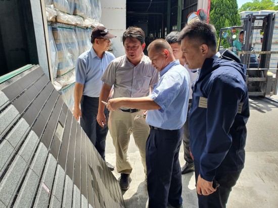 新業(yè)明白一片磁磚也會(huì)影響居家的安全，新業(yè)職人團(tuán)隊(duì)親自前往位於苗栗的磁磚工廠，針對(duì)外牆磚與廠商來回溝通，並確實(shí)傳達(dá)更全面的要求與標(biāo)準(zhǔn)。