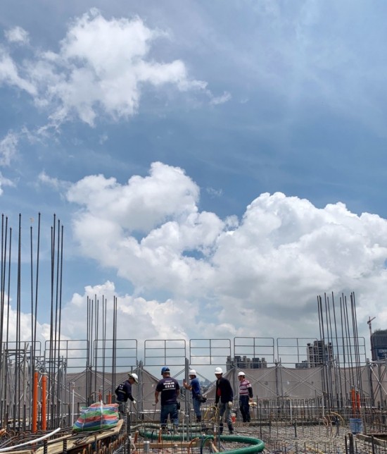 日頭赤炎炎，在「起厝母湯隨便」(臺(tái)語(yǔ))的理念驅(qū)使下，工地師傅毫無(wú)怠慢之心。