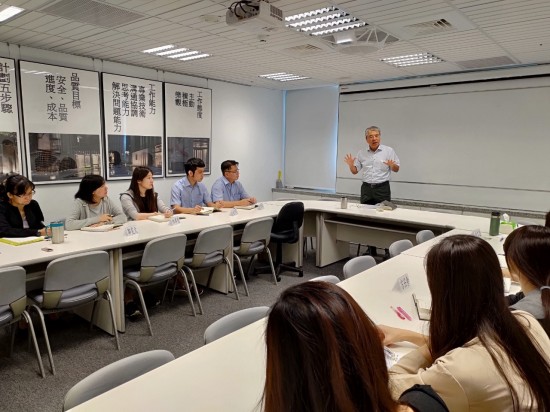 由新業(yè)建設(shè)榮譽(yù)董事長(zhǎng) 穆椿松先生為大家?guī)?lái)深化教育，說(shuō)明新業(yè)成立17年以來(lái)堅(jiān)持不懈的服務(wù)理念與職人態(tài)度。