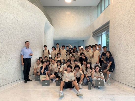 初綻的青春年華，對建築自有一番見解與看見。透過本次的東海建築營，新業(yè)鼓勵孩子延伸自我的經(jīng)歷，期許效法隈研吾、伊東豐雄、安藤忠雄等大師風(fēng)範(fàn)，未來也能代表臺灣在國際佔有一席地位?。拘聵I(yè)觀峰】。