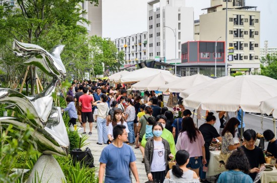 滿滿的人潮讓文青市集充滿著濃濃的人情味，趁著孩子們暑假接近尾聲，以及大人們忙裡偷閒的時(shí)光，當(dāng)天好好地「Fun一下」！