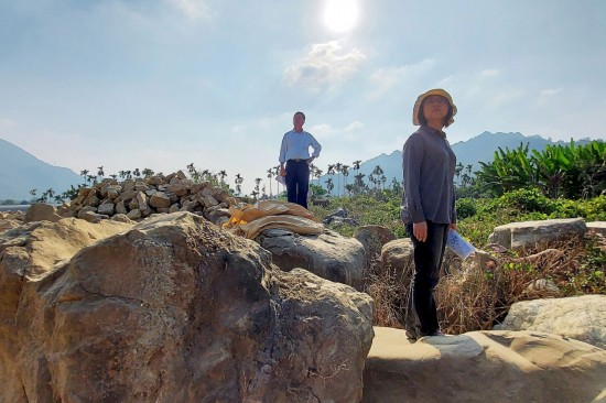腳下的土石，承托著我們的腳印，新業(yè)職人團(tuán)隊(duì)相信渾然天成的巖石，屬於一大藝術(shù)，並以職人的眼光審視，將大石、小石帶回『大塊森鄰』。
