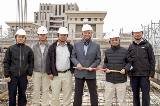 「築之細(xì)道」順利迎來(lái)上樑典禮，2020年年末，新業(yè)建設(shè)名譽(yù)董事長(zhǎng)穆椿松先生（圖右三）、卓勝隆董事長(zhǎng)（圖右二）、簡(jiǎn)福榮總經(jīng)理（圖右一）、邱正光副總經(jīng)理（圖左一）一同蒞臨現(xiàn)場(chǎng)，祝福工程平安順利地完工。