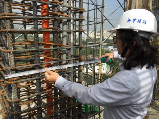 建築師正在查驗鋼筋「間距」，在樓版鋼筋部分講究對齊、平整，是我們不畏繁瑣的信念。