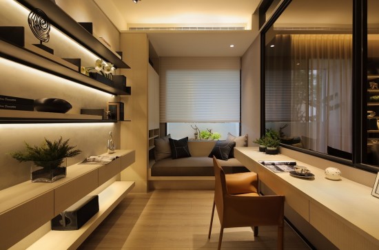 貼心小巧的書房空間，讓工作感到疲憊的您，不妨窩進(jìn)這方小天地，一頭栽進(jìn)書香與綠意的世界裡。