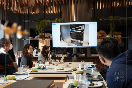 新業(yè)職人團(tuán)隊(duì)以嚴(yán)謹(jǐn)?shù)膽B(tài)度看待每次的建案，廚房空間的順暢性，讓主夫主婦輕易上手，完美的廚具櫃是職人在乎的關(guān)鍵。