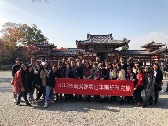 世界文化遺産之一的宇治平等院，特色包括表現(xiàn)極樂世界的鳳凰堂、精心雕刻的木造神像、以及日本三銘鐘之一的梵鐘等多種日本國家至寶。