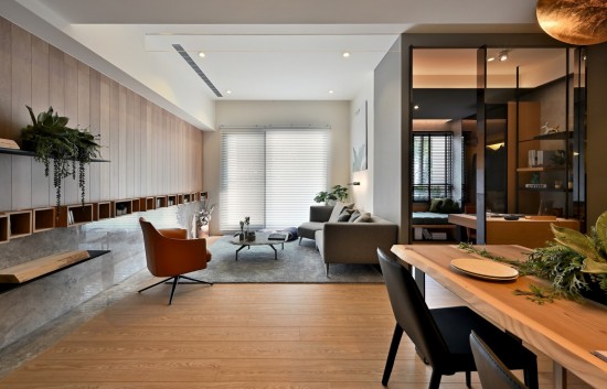 採(cǎi)光，始終是一個(gè)空間裡最不容忽視的張力。