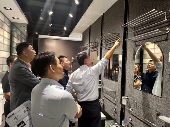 為了讓幸福更貼近您的生活，新業(yè)團隊總是設(shè)想得更多，包含浴室收納架的設(shè)計等。