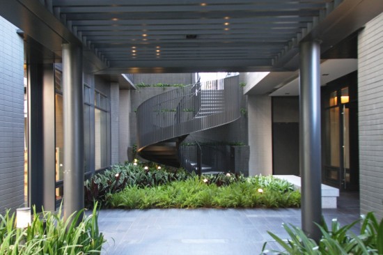 建築中某些細(xì)節(jié)與巧思，彷若音符的旋轉(zhuǎn)梯，可直接通達(dá)另一側(cè)的一樓，解決坡度的高低落差，讓住戶行進(jìn)間更便利。