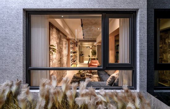 窗臺(tái)邊的蘆葦隨風(fēng)搖曳，宛若翩翩細(xì)羽的葉片，彷若是天使不慎遺落在人間的翅膀，幻化而成的祝福。