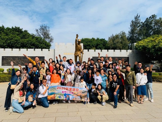 「未」出國，但仍能來場在地深度旅遊！金門戰(zhàn)史印象與在地民俗文化交織成深刻、美好的回憶?。▓D為新業(yè)大家庭於古寧頭戰(zhàn)史館前大合照）