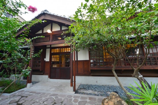 今年走春，不妨來(lái)臺(tái)中文學(xué)館走一遭。細(xì)聽(tīng)蟲(chóng)鳴鳥(niǎo)叫及綠意圍繞，讓文學(xué)給我們一雙想像的翅膀，飛越圍牆到任何想到達(dá)的遠(yuǎn)方。(圖片來(lái)源:文化部)