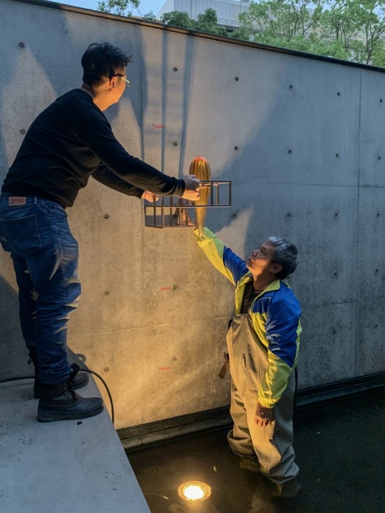 小心翼翼地捧起琉璃燈飾與金屬欄框，在不同高低的位置與角度，看見(jiàn)光影千變的樣貌。