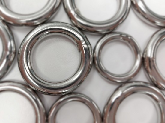 作品『灰階－方』是由一個個鋼圈透過手工氬焊的處理方式構成面。每個圓圈相交之處皆需焊接，因此一個完成的作品裡集結了成千上萬個焊點。