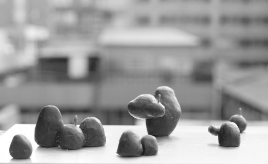 藝術(shù)品《漂浮著》-石頭成山頭，雲(yún)躲藏裡間，蘊(yùn)含對(duì)雲(yún)、對(duì)海浪漫的心思。(圖為素模)
