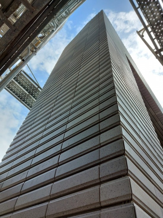 抬頭仰望，整齊劃一的磚瓦線條、隱約展露的藍(lán)天白雲(yún)，形成一幅壯觀的綺麗畫面。